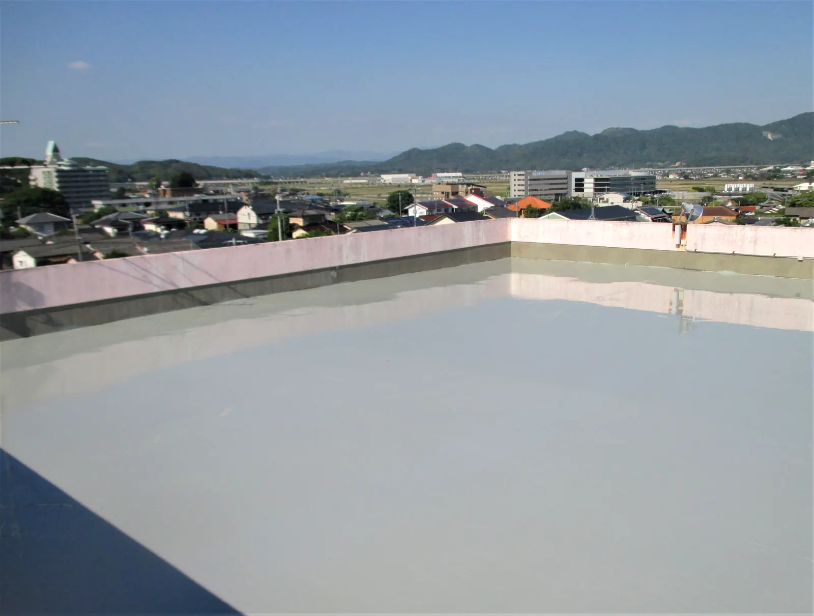 防水改修を終えた屋上から望む街並み
