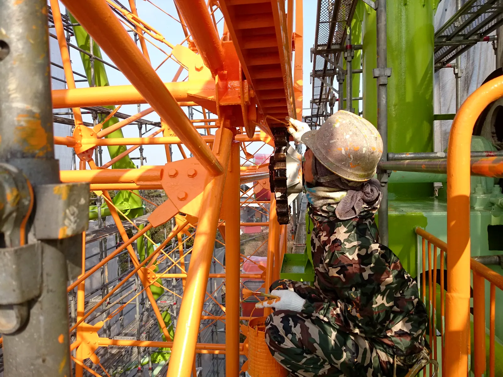 現場で作業する西島塗装の職人