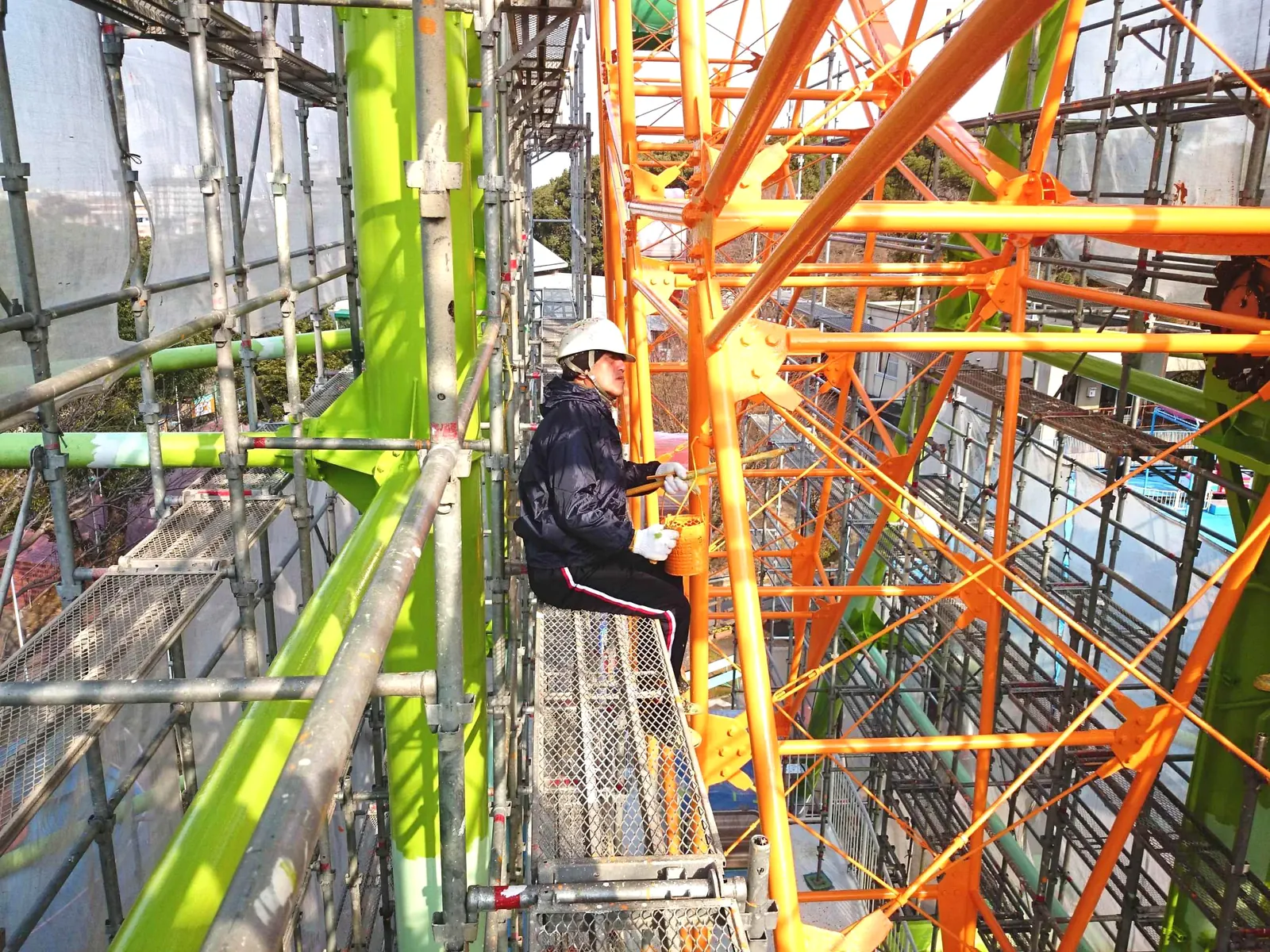 現場で作業する西島塗装の職人