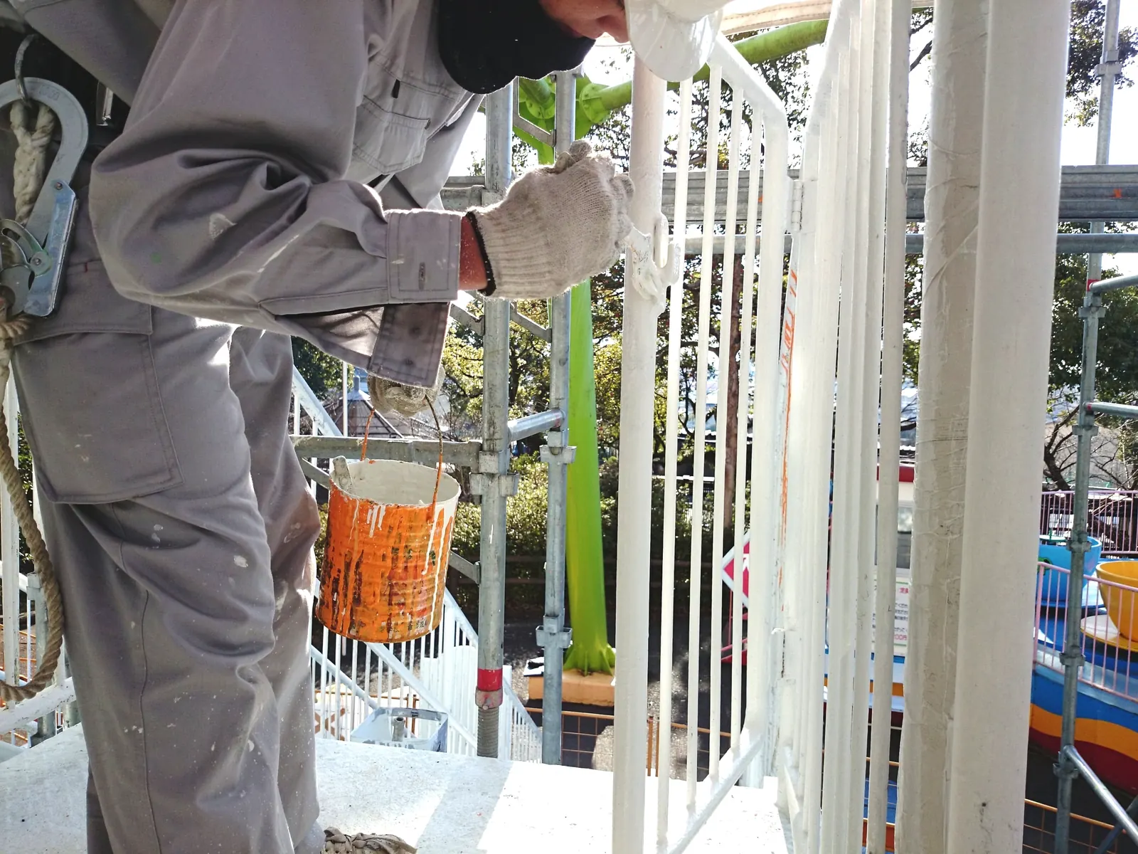 現場で作業する西島塗装の職人