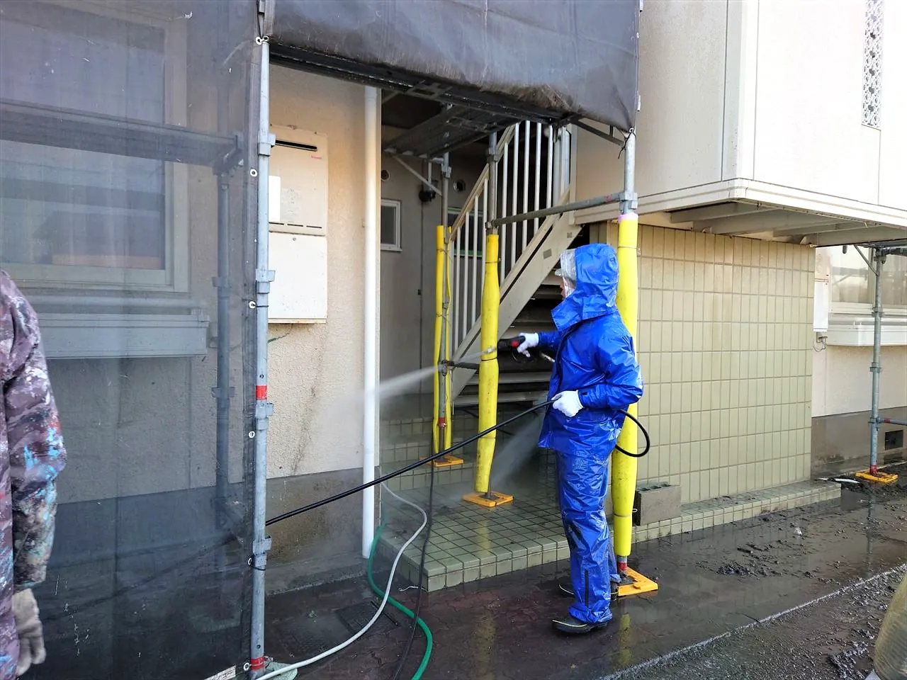 現場で作業する西島塗装の職人