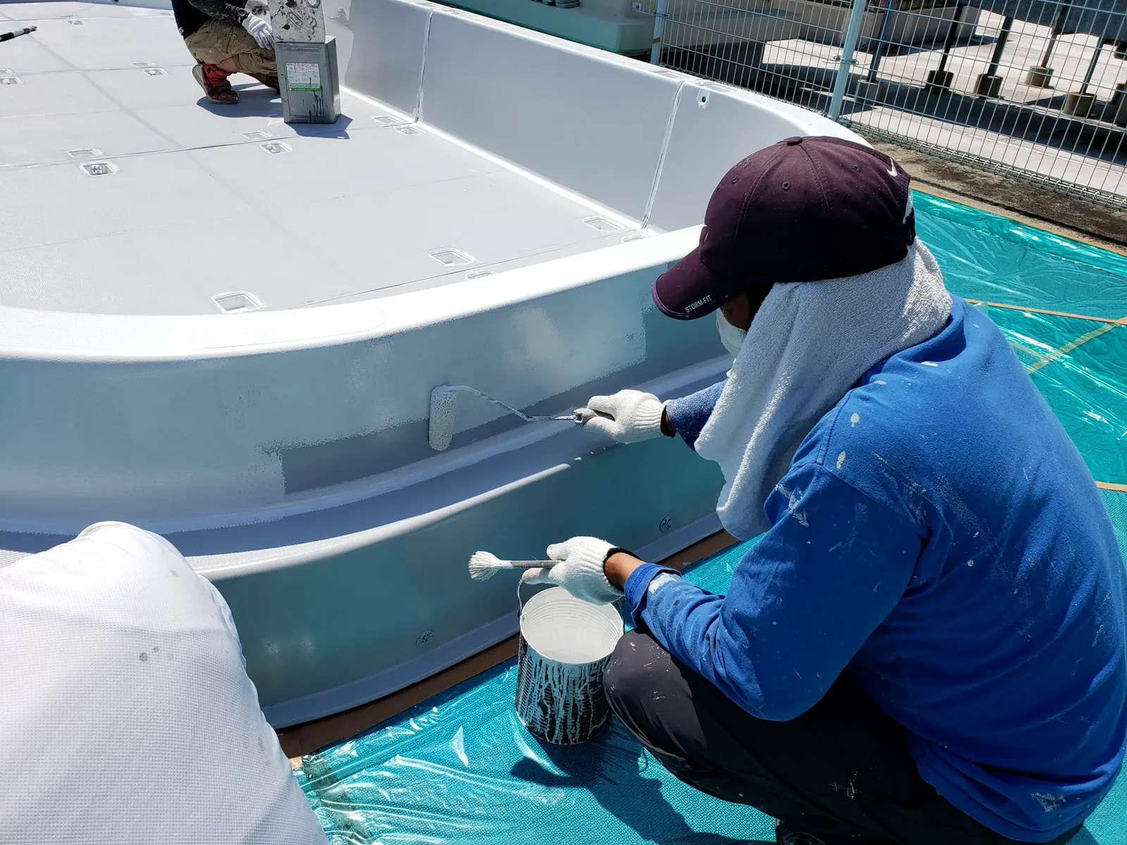 現場で作業する西島塗装の職人