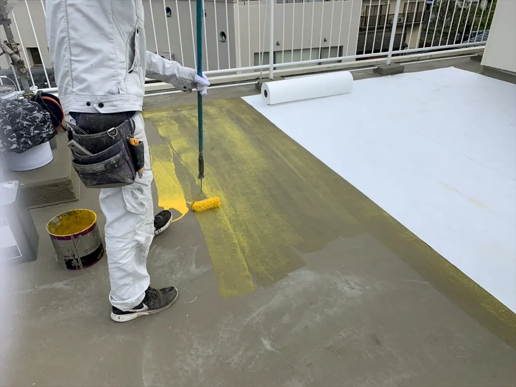 現場で作業する西島塗装の職人