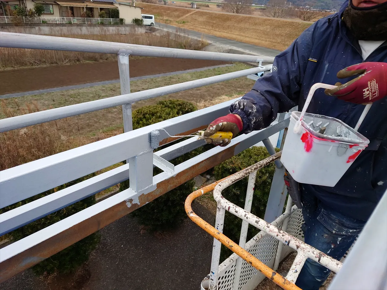 現場で作業する西島塗装の職人