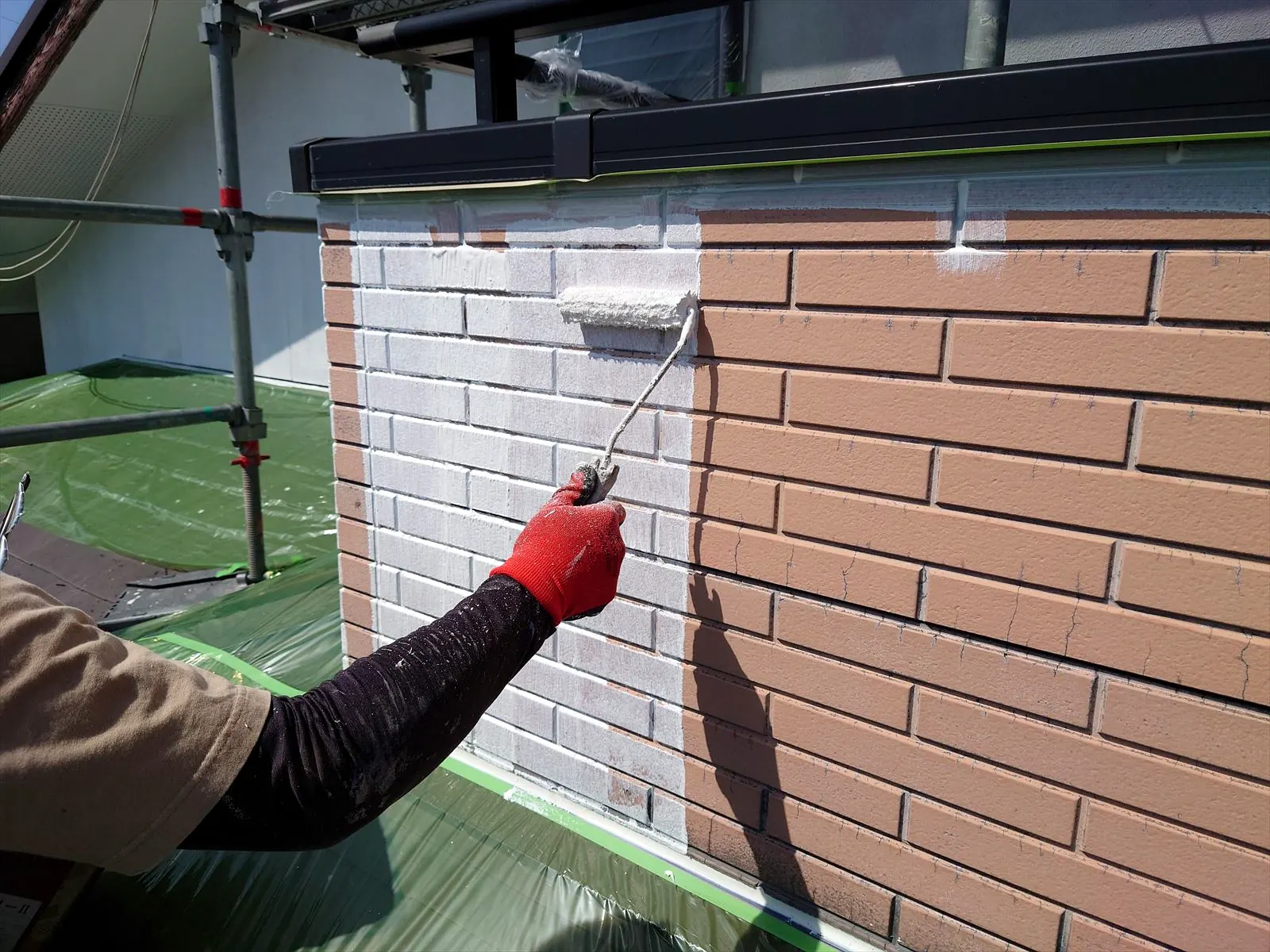 現場で作業する西島塗装の職人