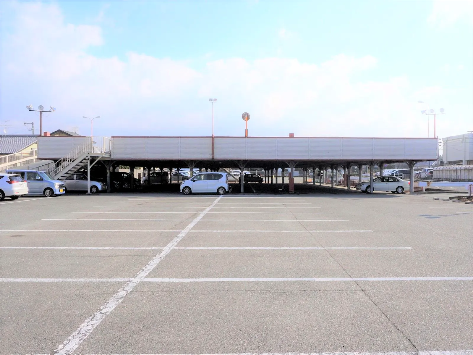 荒尾市 店舗・立体駐車場 外壁デザイン塗装の施工写真