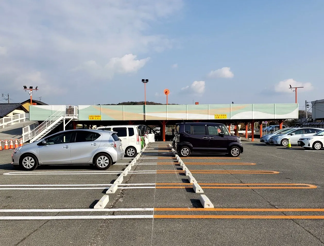 荒尾市 店舗・立体駐車場 外壁デザイン塗装の施工写真